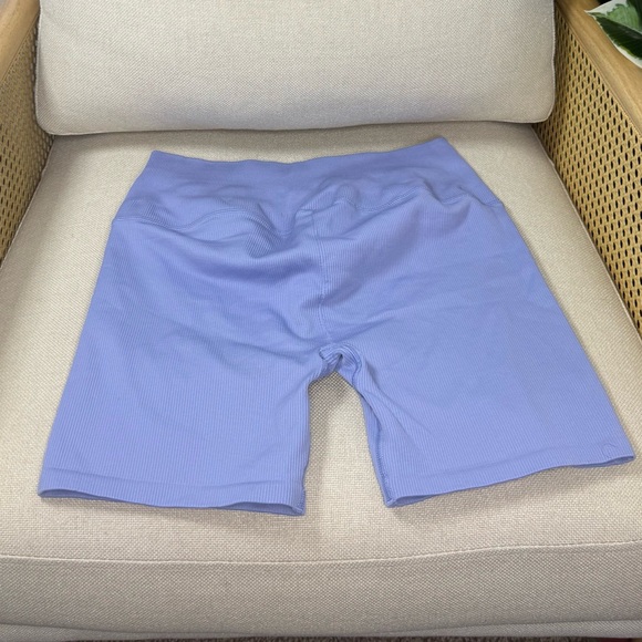 Alo Yoga Seamless Ribbed Favorite Short 6" Size medium - Picture 5 of 8